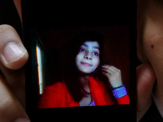 Madre quema viva a su hija por casarse por amor